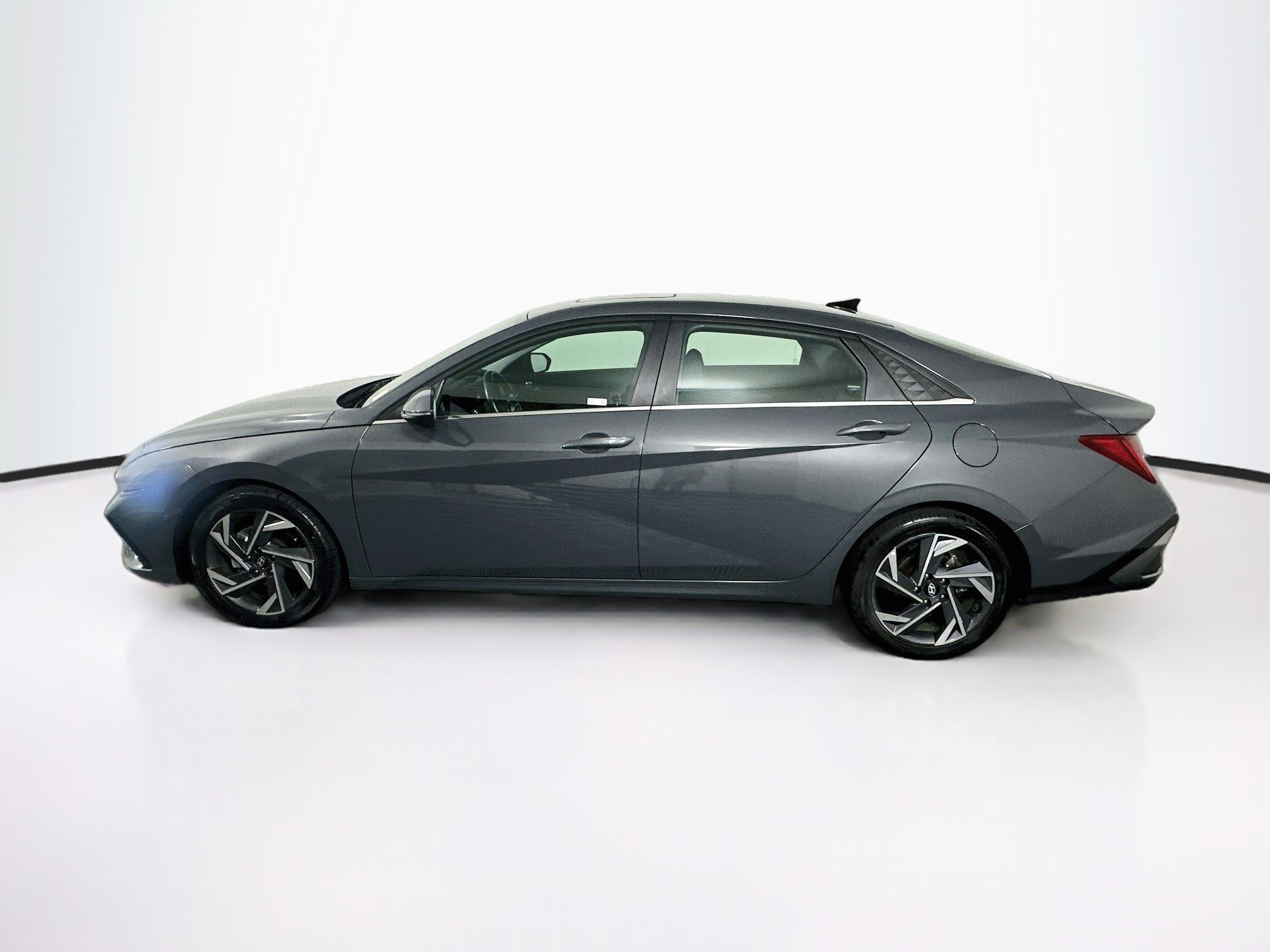 Used 2025 Hyundai Elantra Limited FWD image 4