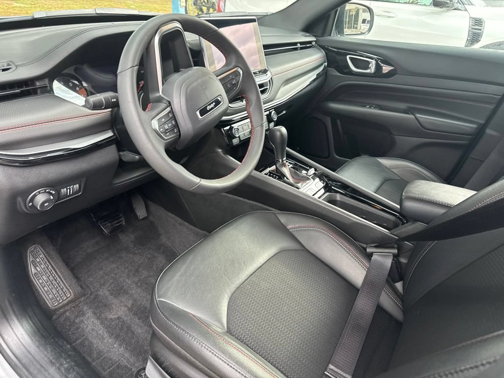 Used 2025 Jeep Compass Trailhawk AWD/4WD image 9