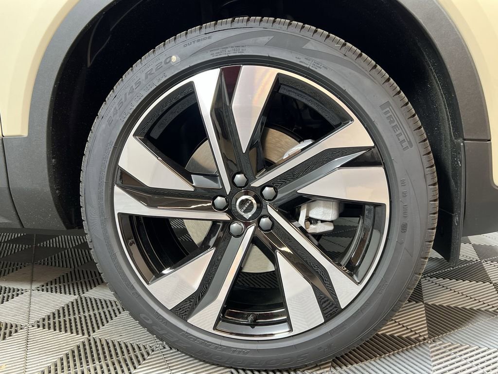 Certified 2025 Volvo XC40 B5 Plus w/ Protection Package Premier image 21