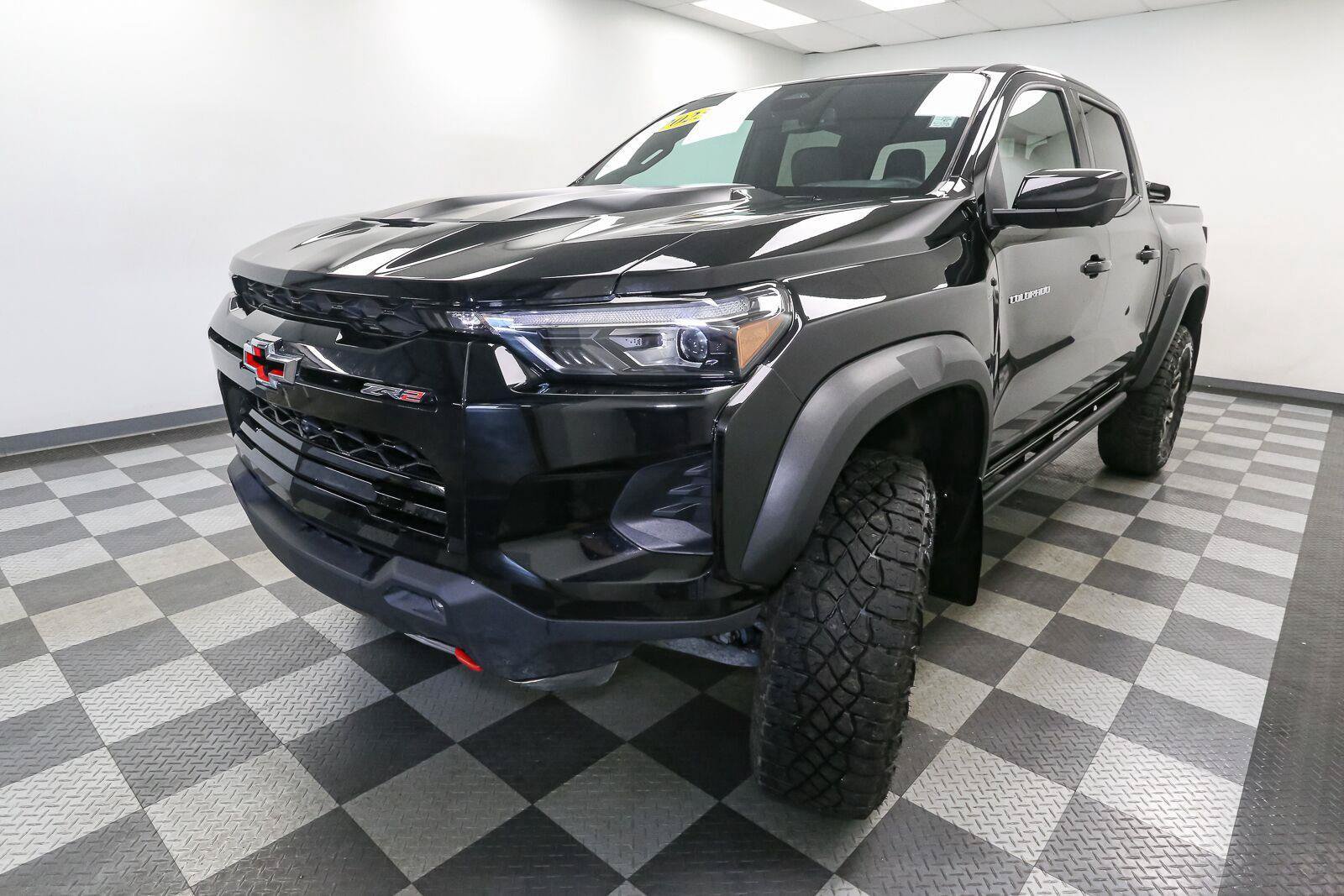Used 2025 Chevrolet Colorado ZR2 w/ Technology Package AWD/4WD image 4