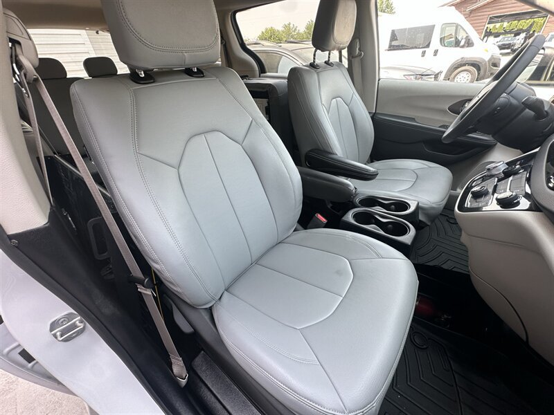Used 2022 Chrysler Voyager LX FWD image 9