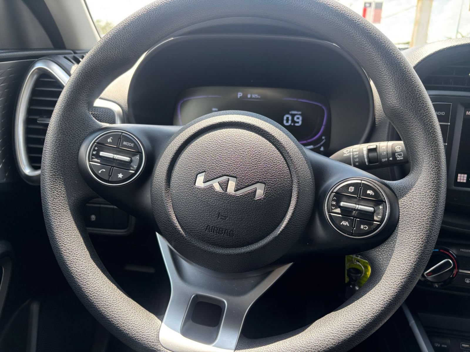Used 2025 Kia Soul LX w/ LX Technology Package FWD image 24