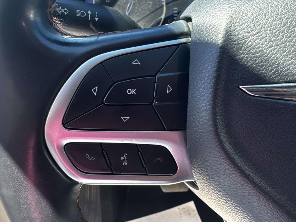 Used 2018 Chrysler Pacifica Touring-L FWD image 12