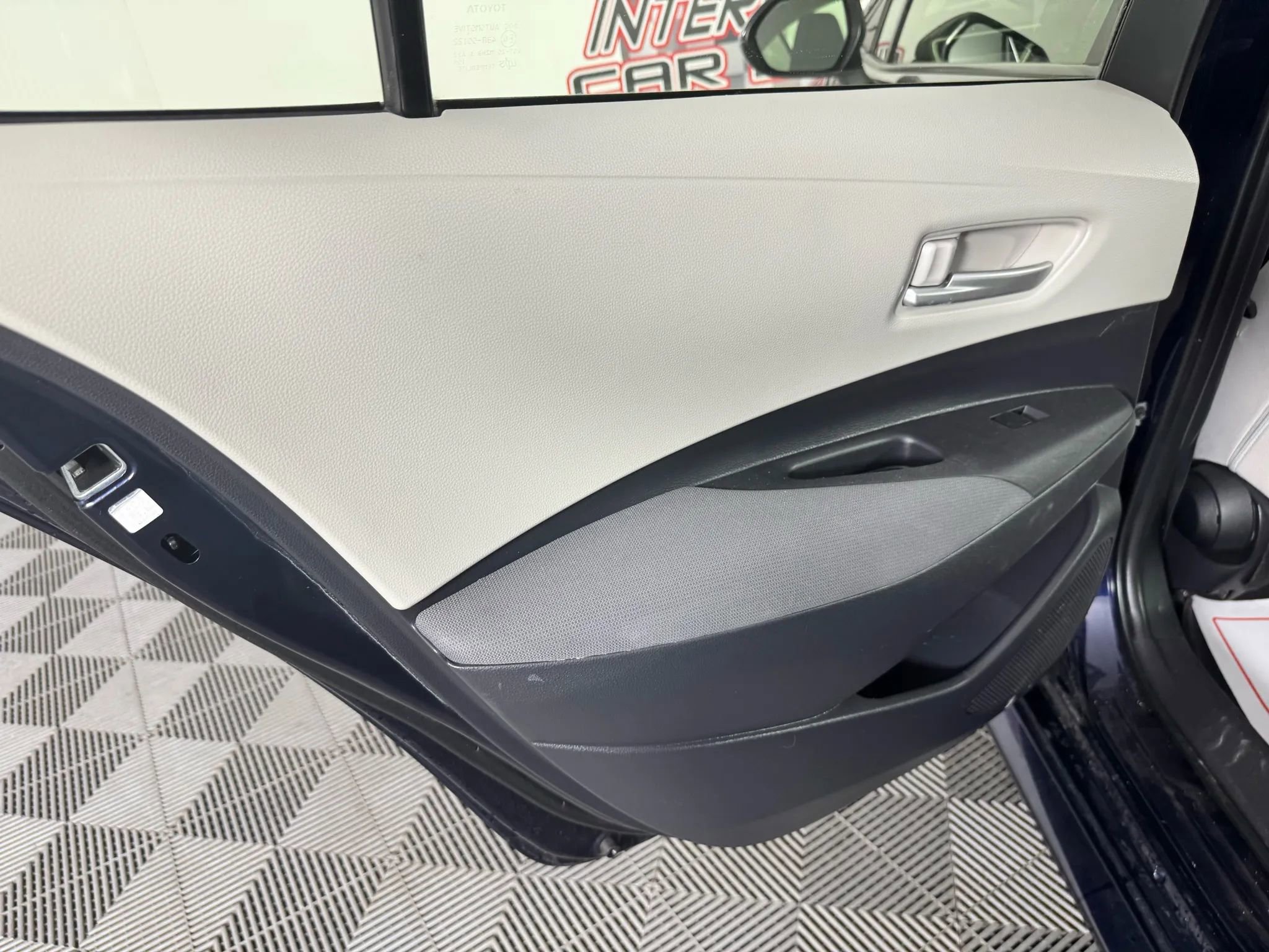 Used 2021 Toyota Corolla LE image 31