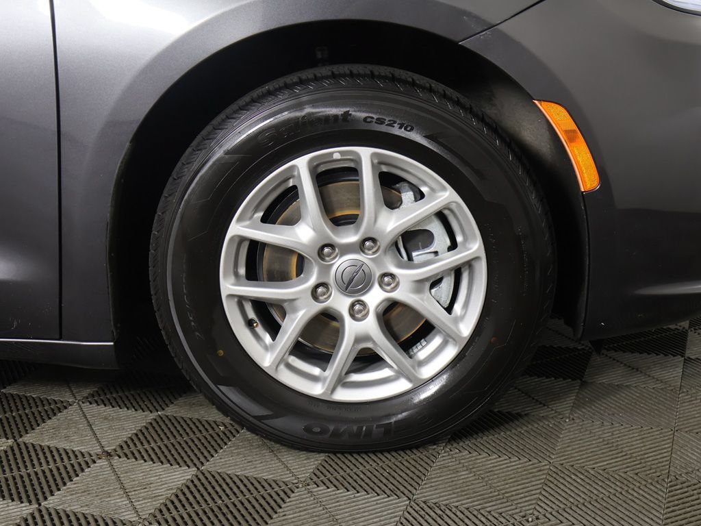 Used 2023 Chrysler Pacifica Touring-L FWD image 21