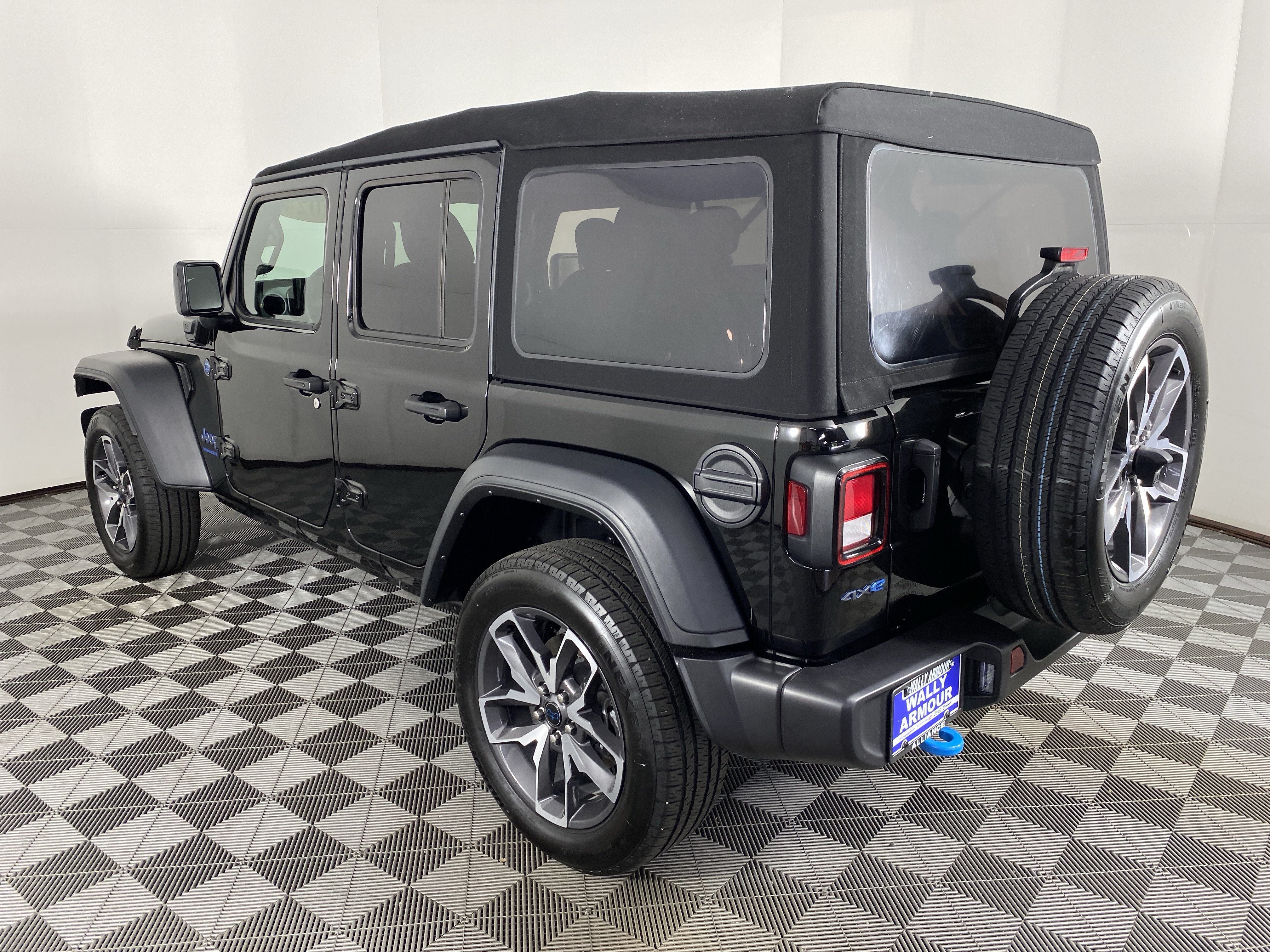 Used 2024 Jeep Wrangler Unlimited w/ Convenience Group AWD/4WD image 9