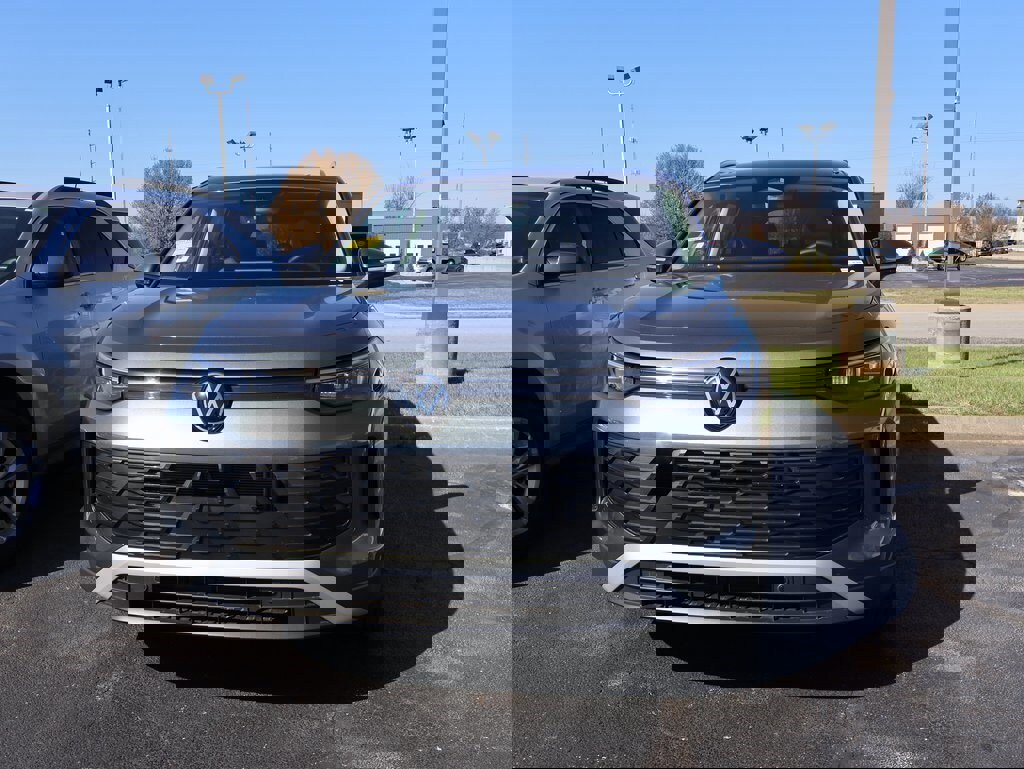 Used 2025 Volkswagen Tiguan SE image 10