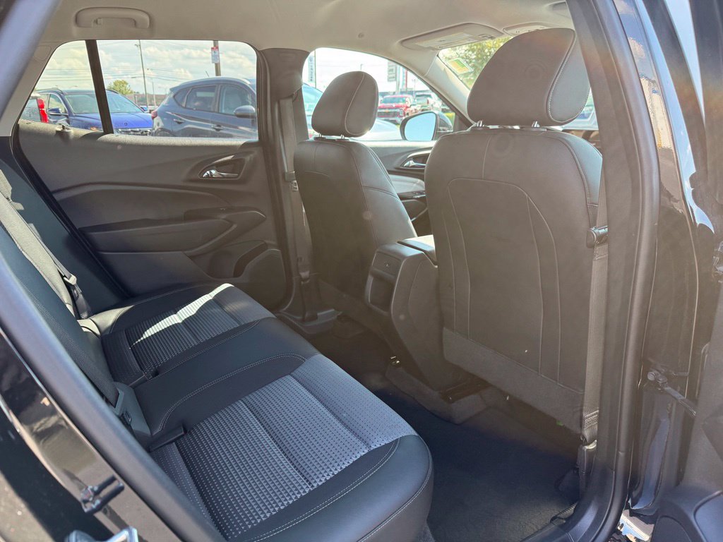 Used 2025 Chevrolet Trax LT FWD image 19
