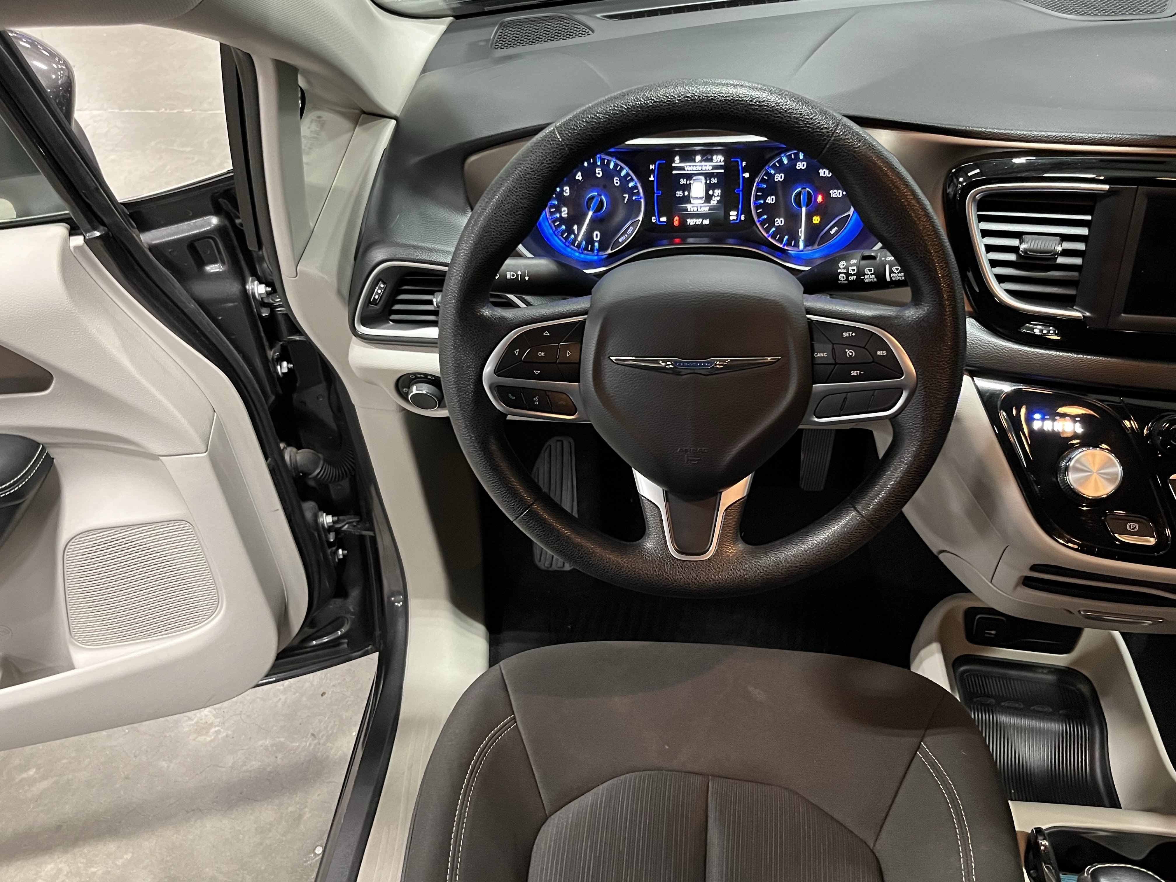 Used 2020 Chrysler Voyager L image 12