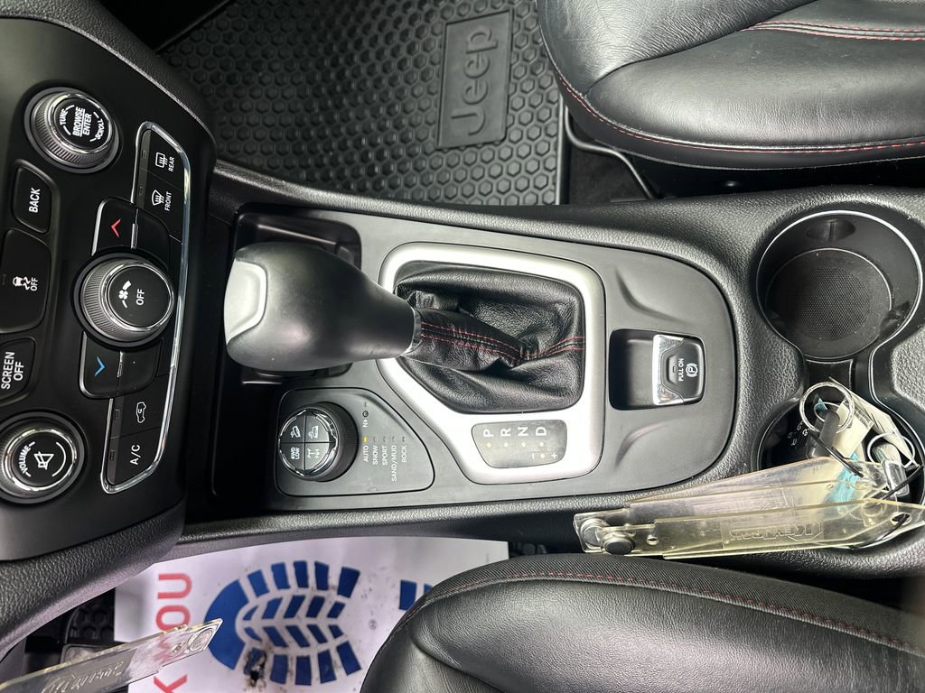 Used 2017 Jeep Cherokee Trailhawk w/ Cold Weather Group AWD/4WD image 12