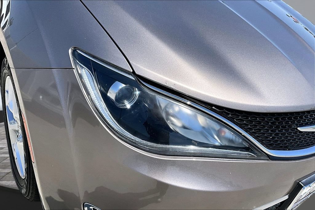 Used 2018 Chrysler Pacifica Touring Plus w/ Tire & Wheel Group FWD image 29