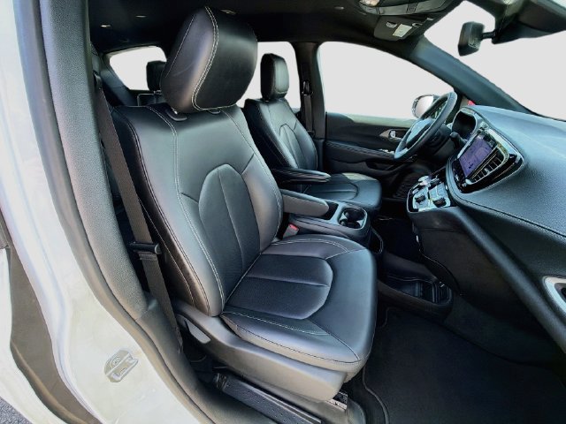 Used 2025 Chrysler Pacifica Select FWD image 30