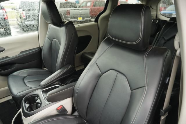 Used 2023 Chrysler Pacifica Touring-L FWD image 10