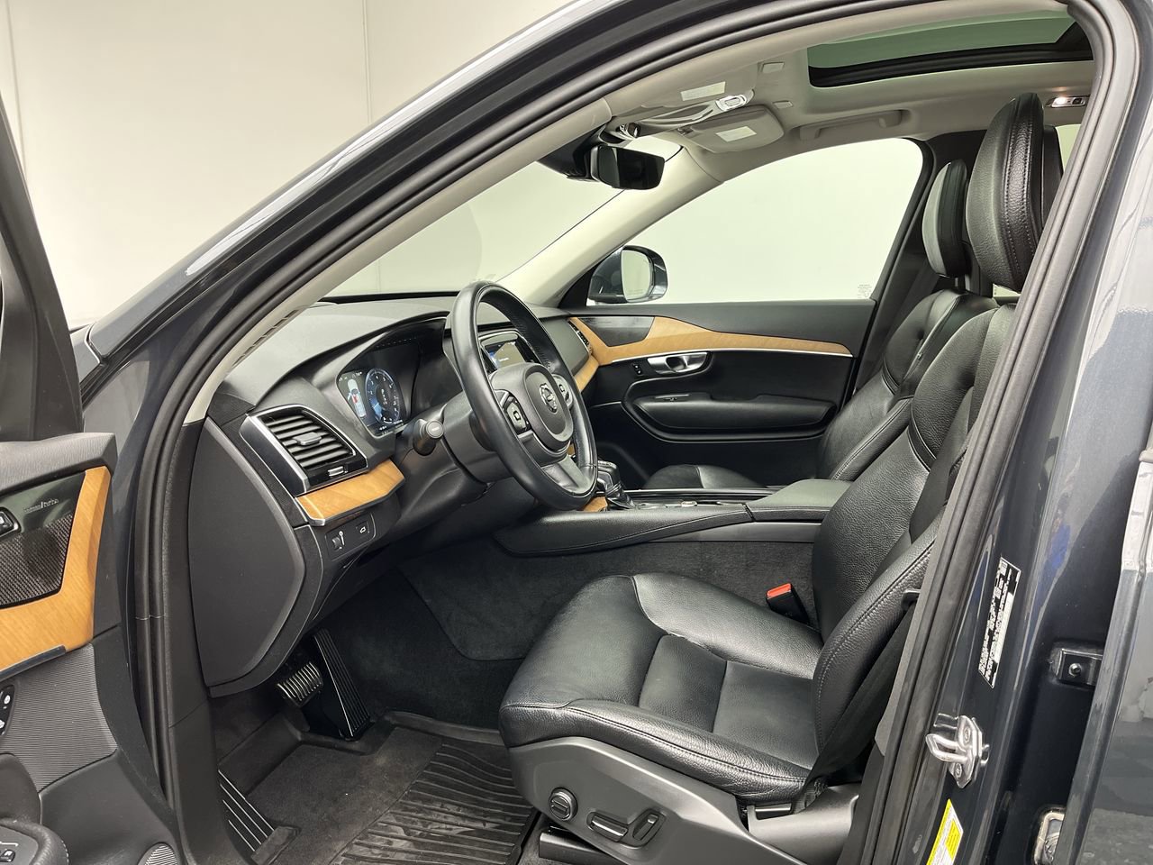 Used 2022 Volvo XC90 T6 Momentum w/ Advanced Package AWD/4WD video 3