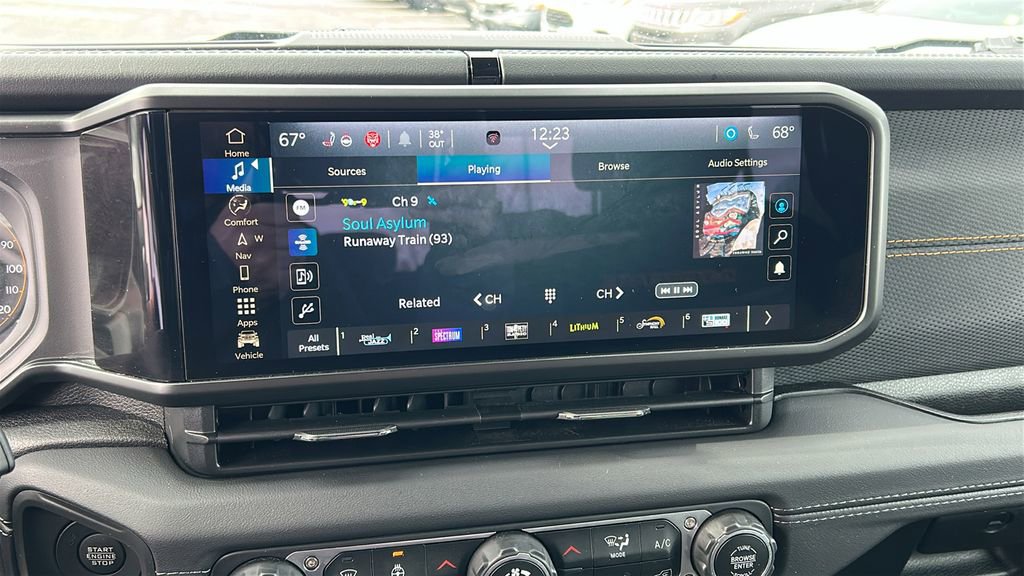 Used 2024 Jeep Gladiator Mojave w/ Technology Group image 16