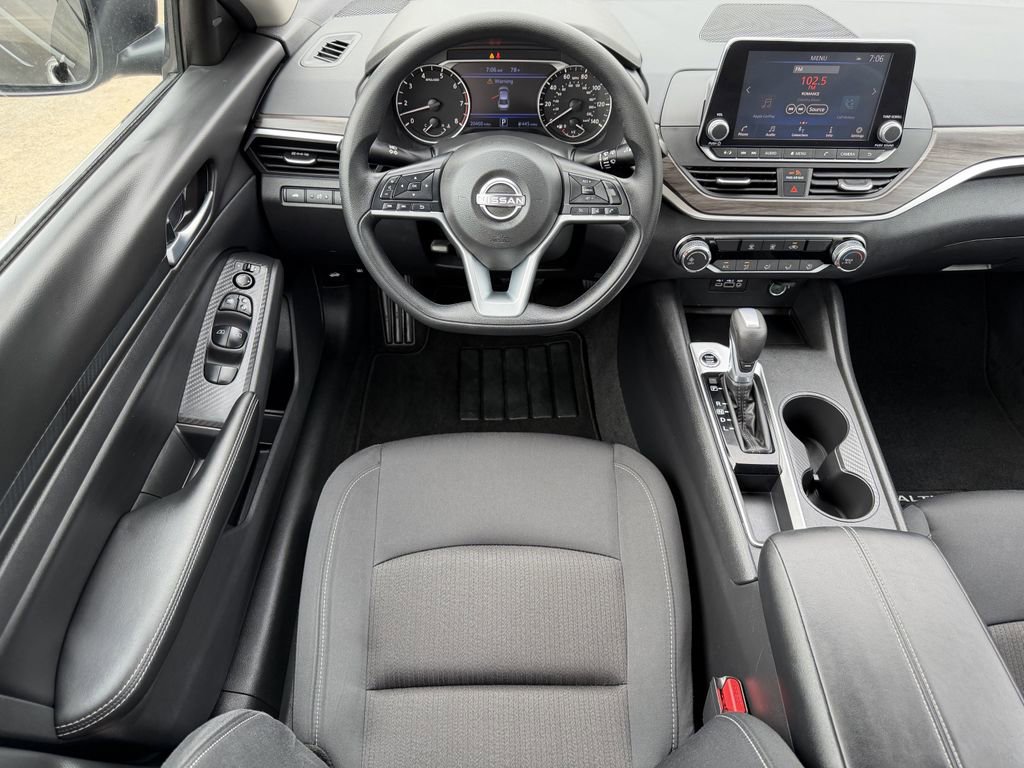 Used 2025 Nissan Altima 2.5 SV FWD image 13