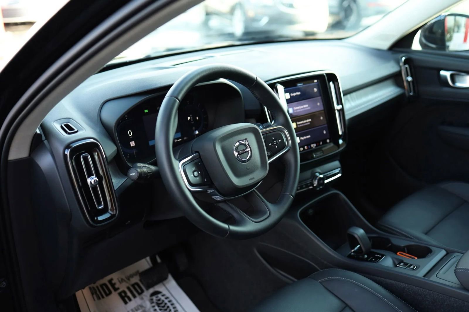 Used 2025 Volvo XC40 B5 Core image 17