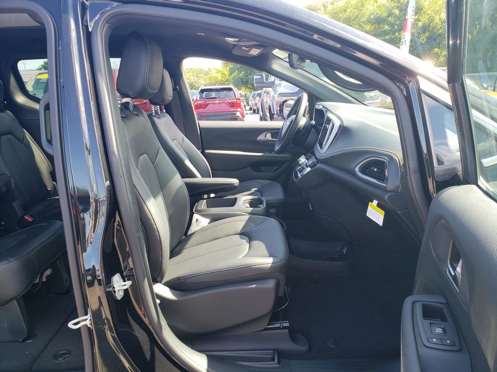 New 2026 Chrysler Pacifica Select image 14