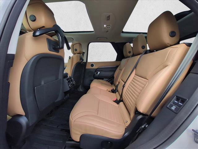Used 2025 Land Rover Discovery Metropolitan Edition image 20