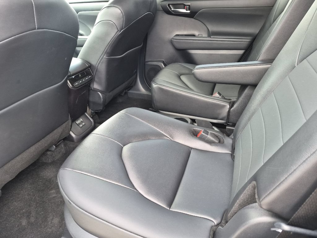 Used 2026 Toyota Highlander XLE AWD/4WD image 12