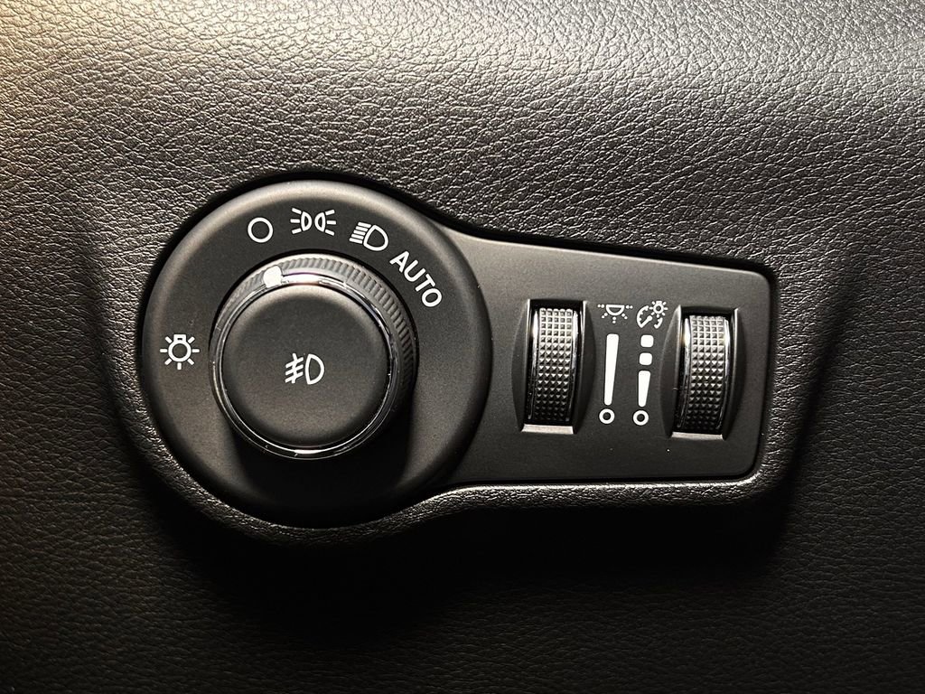 Used 2025 Jeep Compass Latitude AWD/4WD image 27