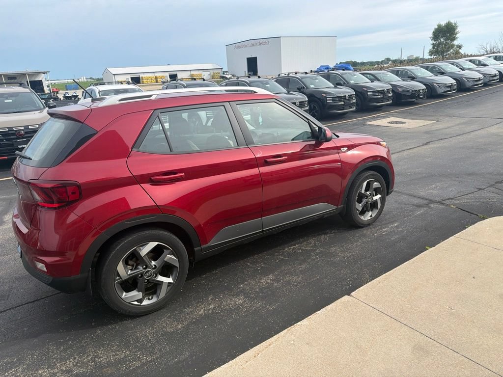 Used 2024 Hyundai Venue SEL FWD image 9