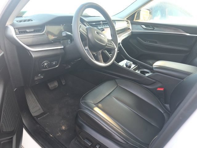 Used 2024 Jeep Grand Cherokee Limited w/ Black Appearance Package AWD/4WD image 13