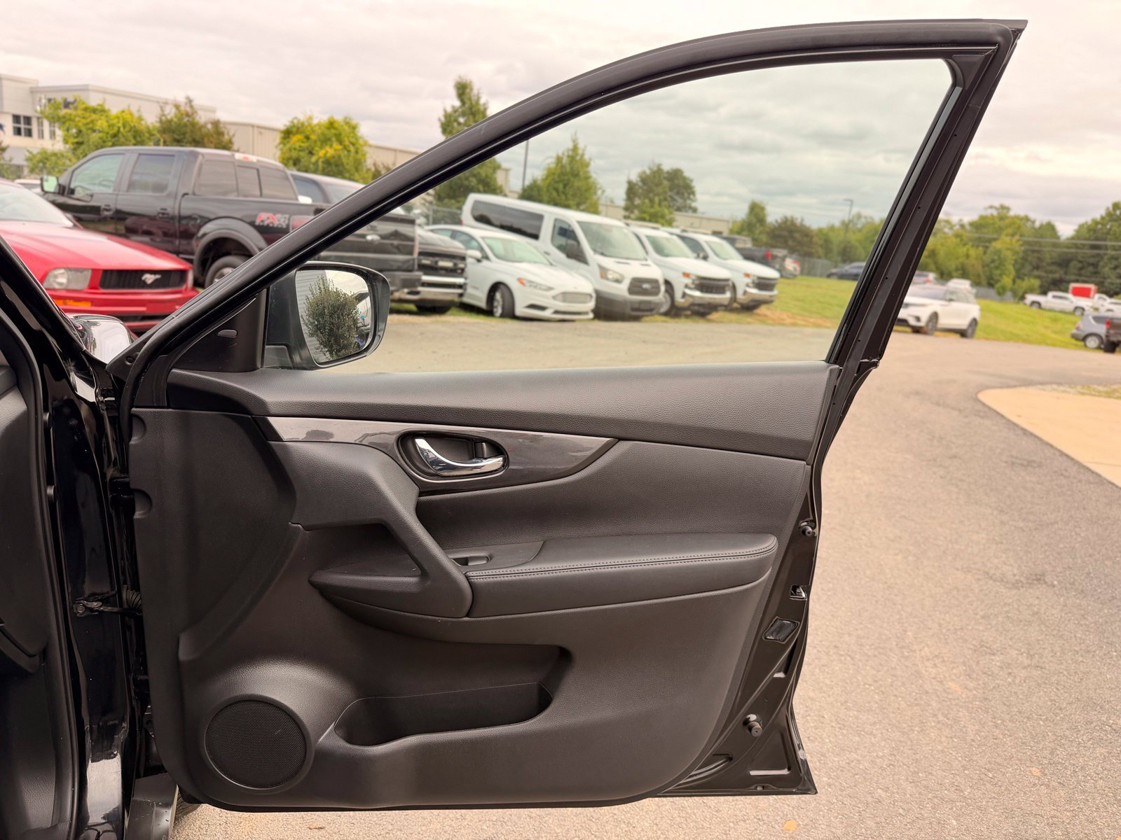 Used 2018 Nissan Rogue SV w/ Premium Package AWD/4WD image 24