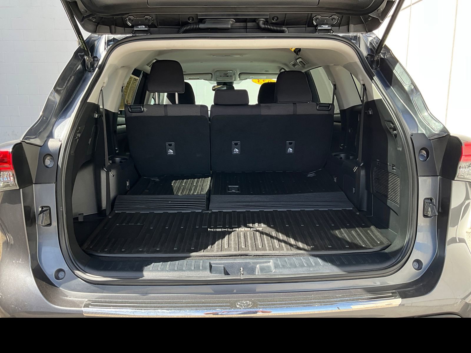Used 2023 Toyota Highlander L FWD image 11