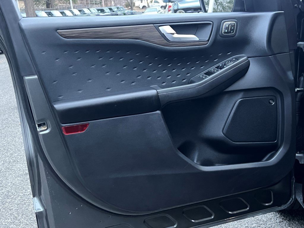 Used 2020 Ford Escape Titanium image 17