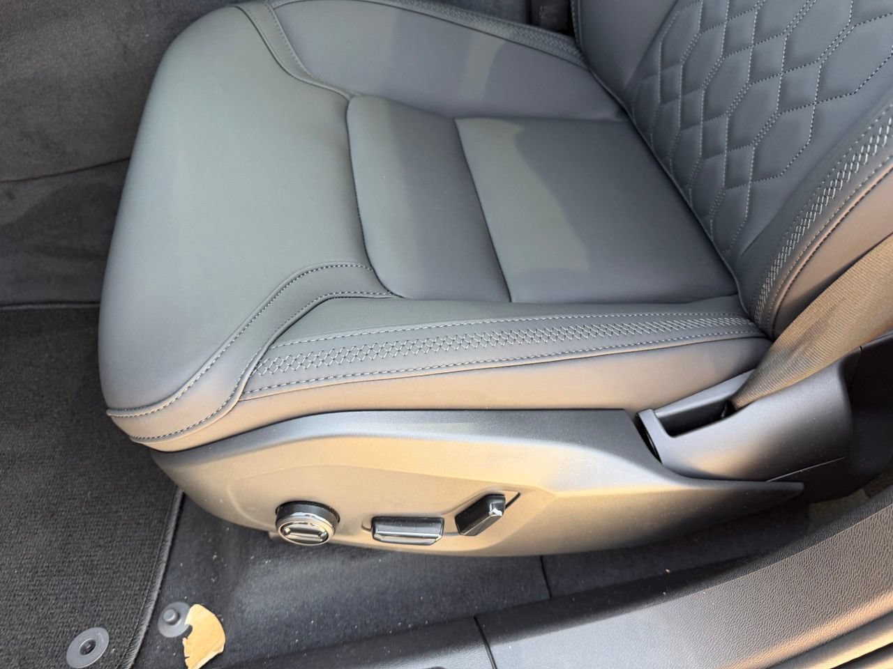 New 2026 Volvo XC60 T8 Plus w/ Protection Package Premier AWD/4WD image 18