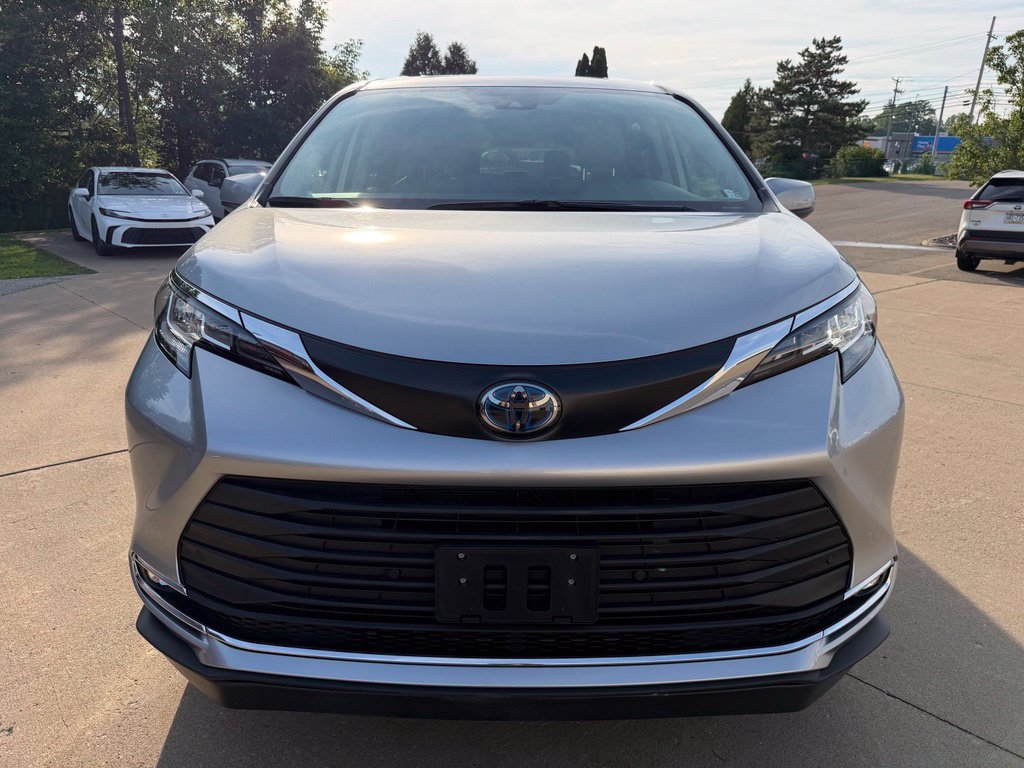 Used 2023 Toyota Sienna XLE w/ XLE Plus Package FWD image 8