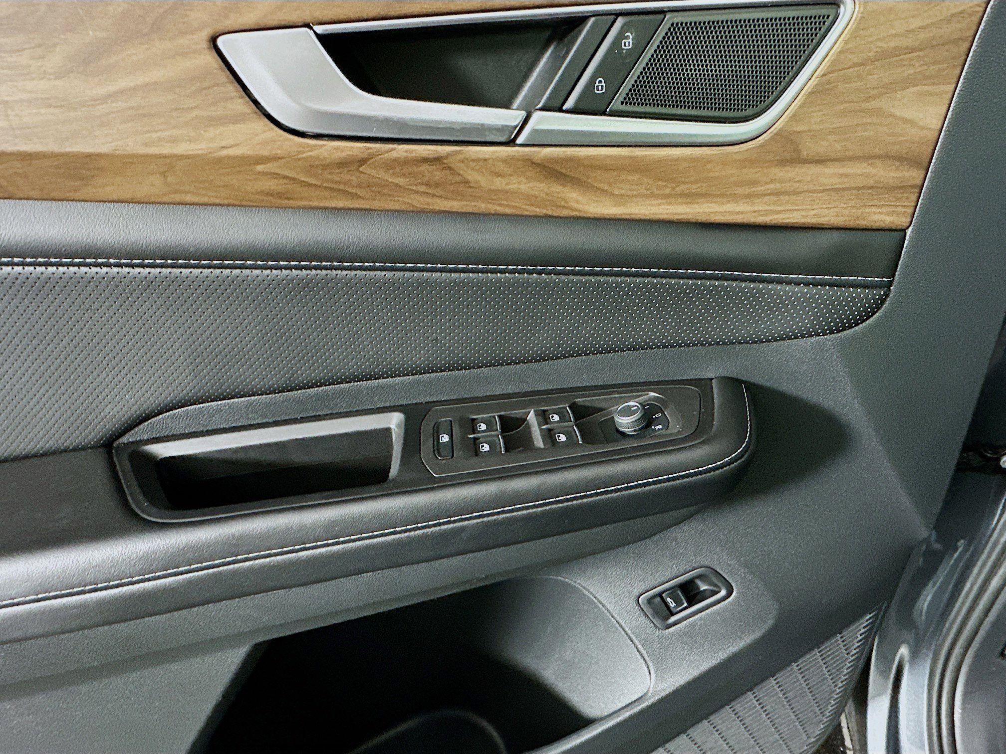 Used 2024 Volkswagen Atlas SE image 15