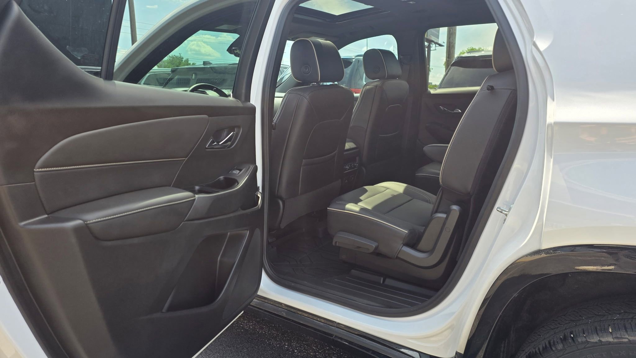 Used 2023 Chevrolet Traverse Premier w/ Redline Edition FWD image 5