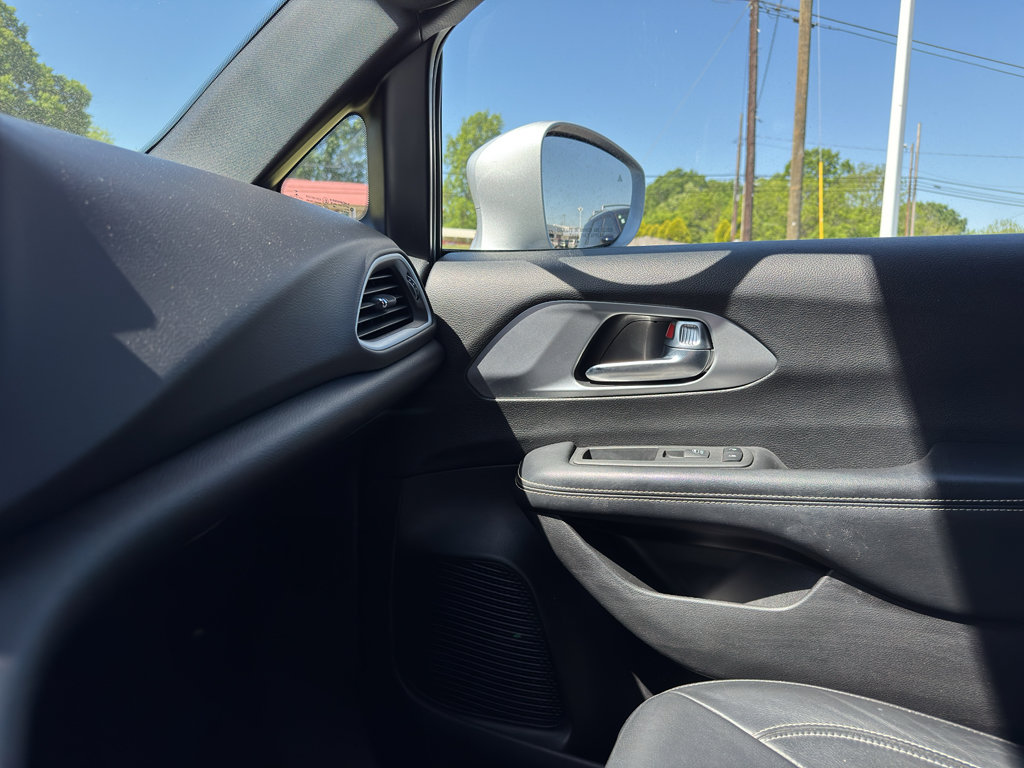 Used 2022 Chrysler Pacifica Touring-L w/ S Appearance Package FWD image 18