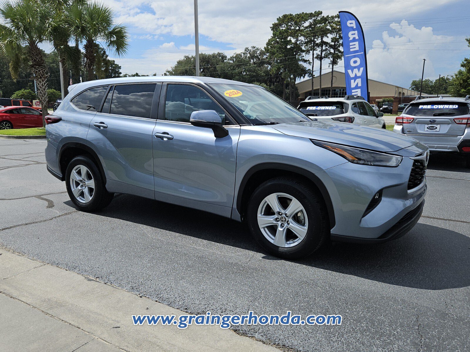 Used 2024 Toyota Highlander LE FWD image 7