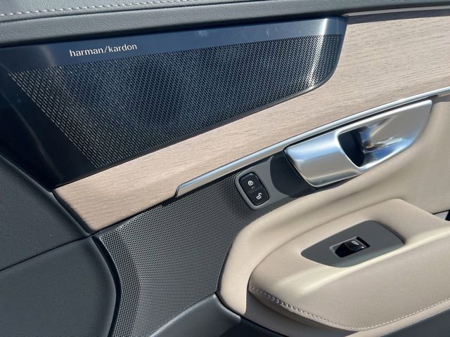 New 2026 Volvo XC90 B6 Plus w/ Protection Package Premier image 32