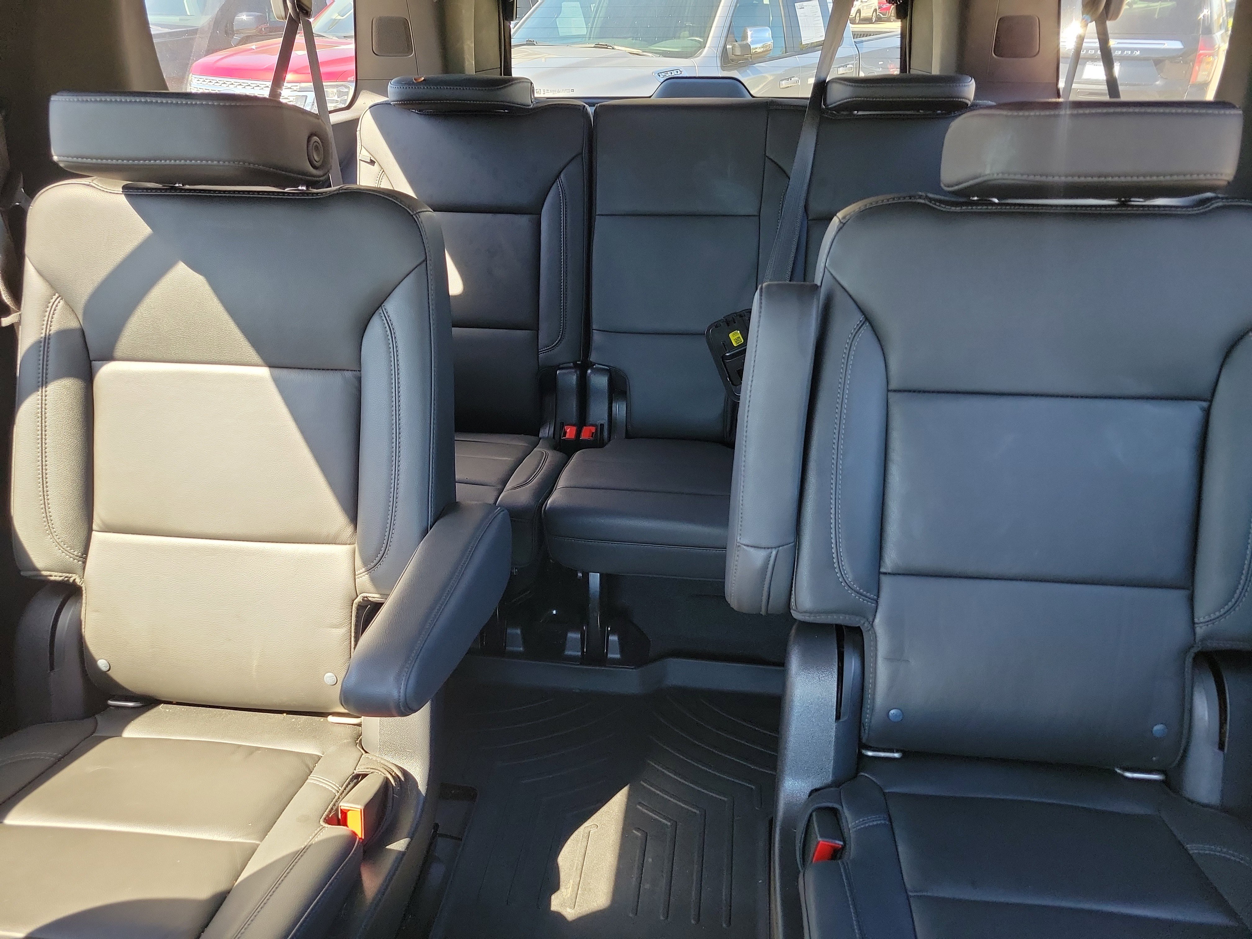 Used 2021 Chevrolet Suburban Z71 w/ Luxury Package image 12