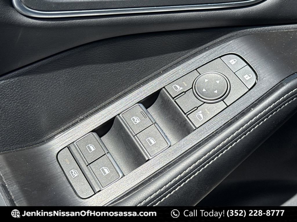 Used 2025 Nissan Rogue Platinum w/ Tech Package image 31