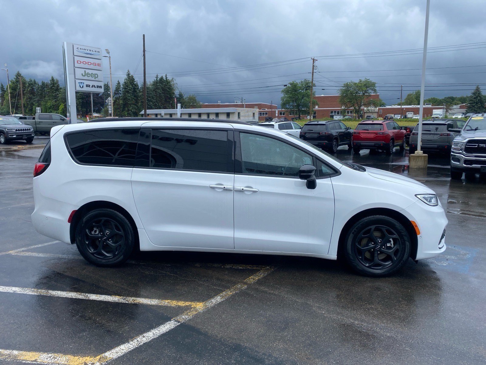 Used 2024 Chrysler Pacifica Premium FWD image 6