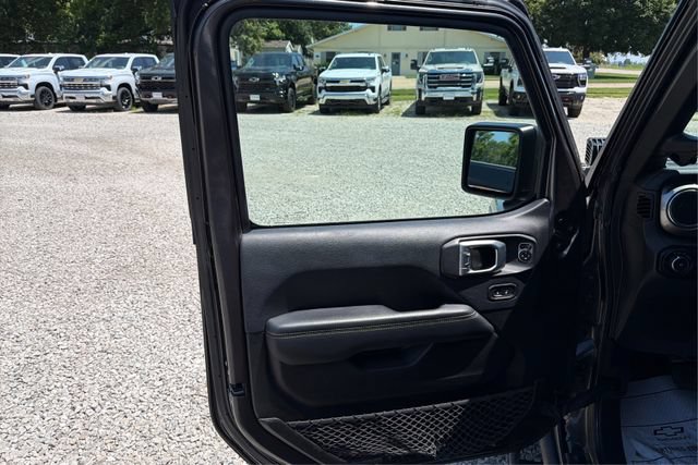 Used 2019 Jeep Wrangler Unlimited Sahara AWD/4WD image 15