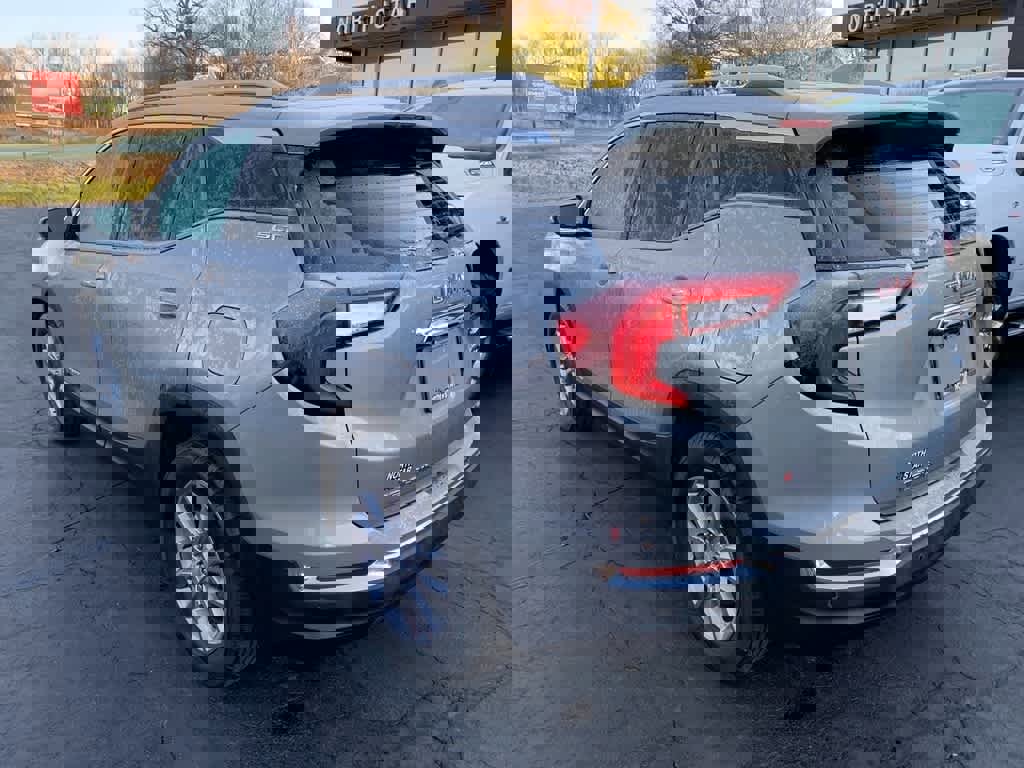 Used 2024 GMC Terrain SLT w/ Infotainment Package II image 3