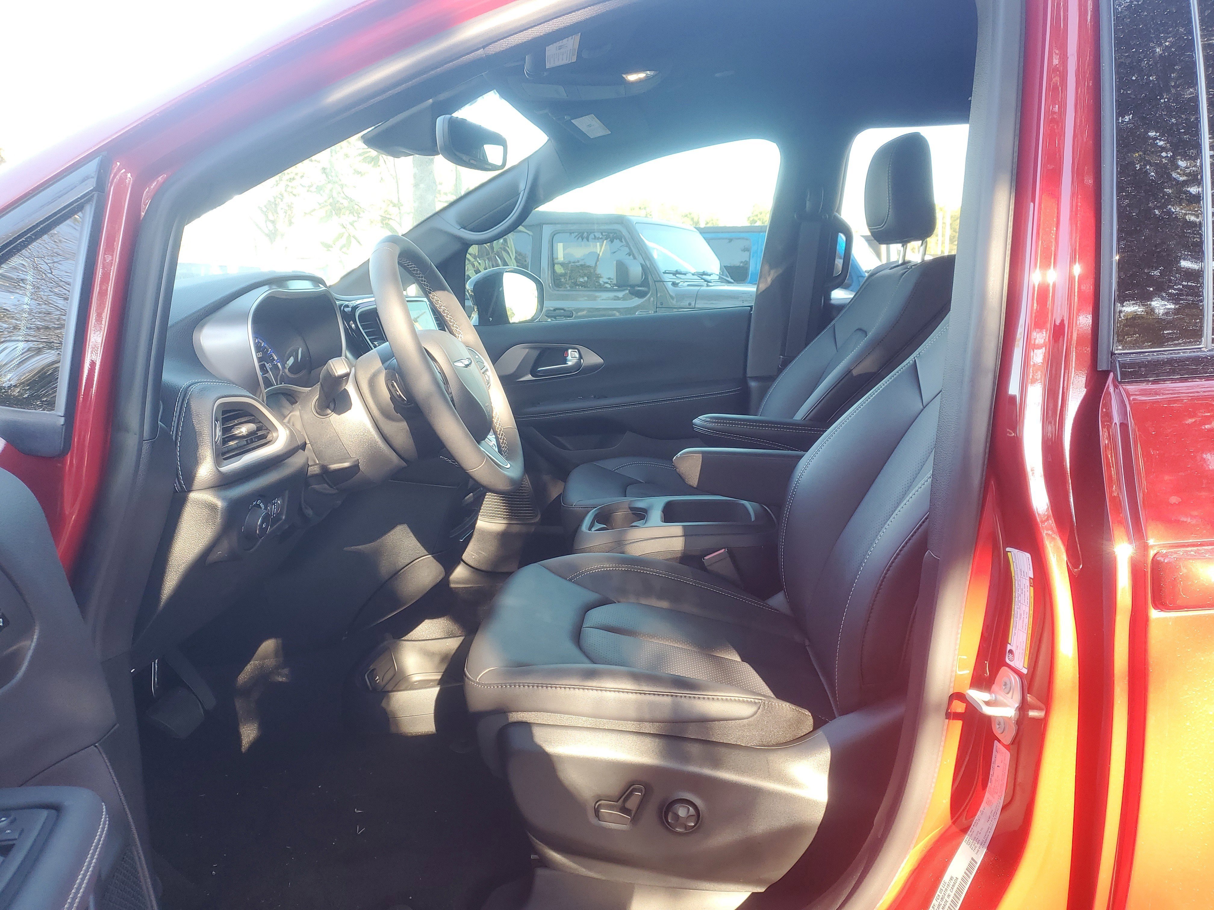 New 2026 Chrysler Pacifica Select image 8