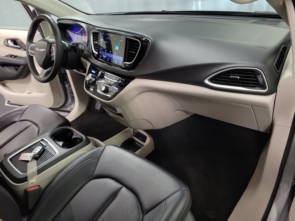 Used 2024 Chrysler Pacifica Touring-L FWD image 24