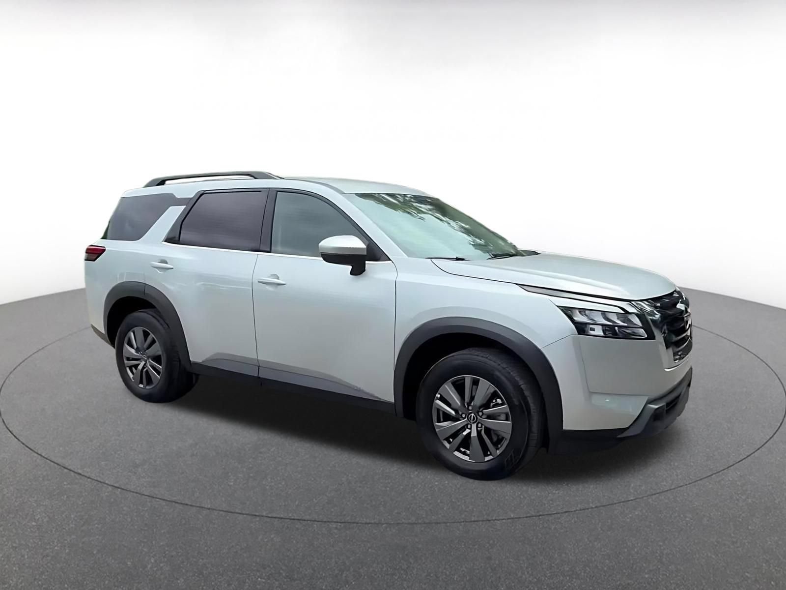 Used 2025 Nissan Pathfinder SV FWD image 2