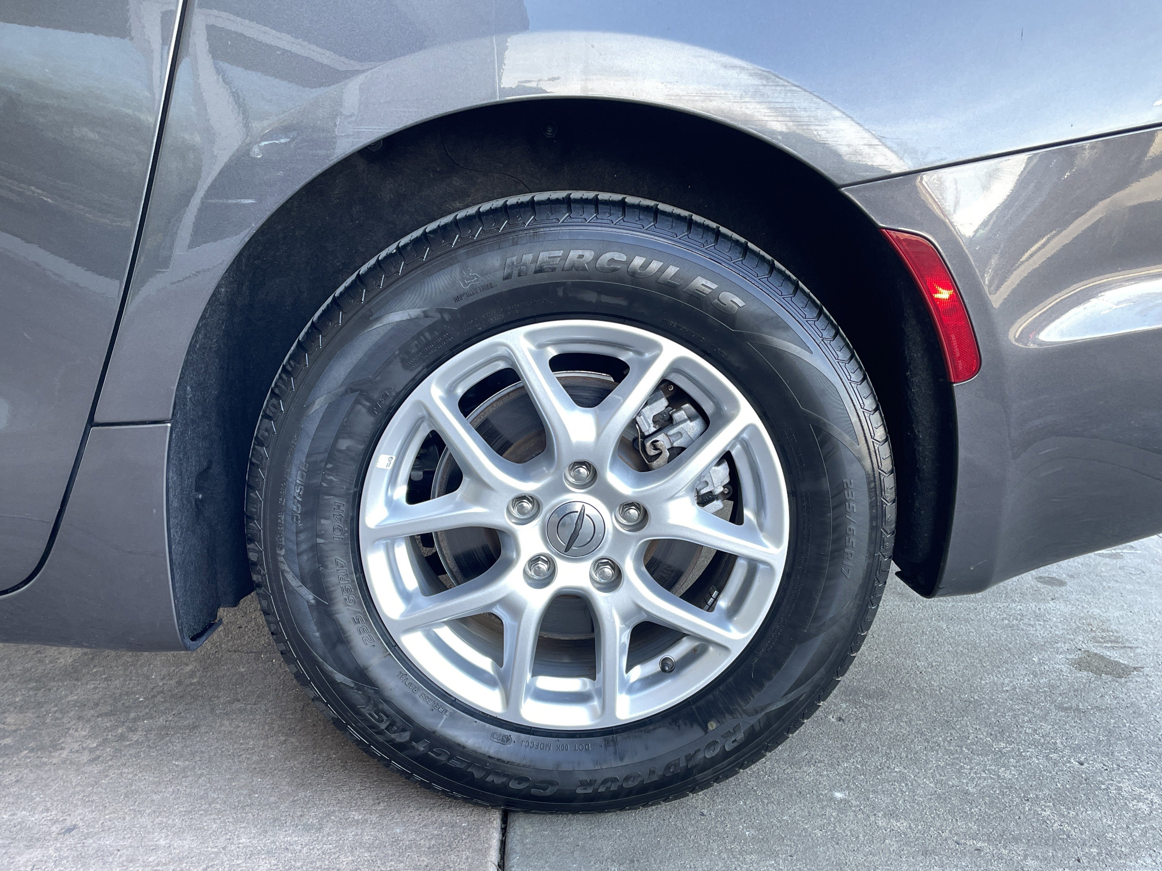 Used 2023 Chrysler Pacifica Touring-L image 27