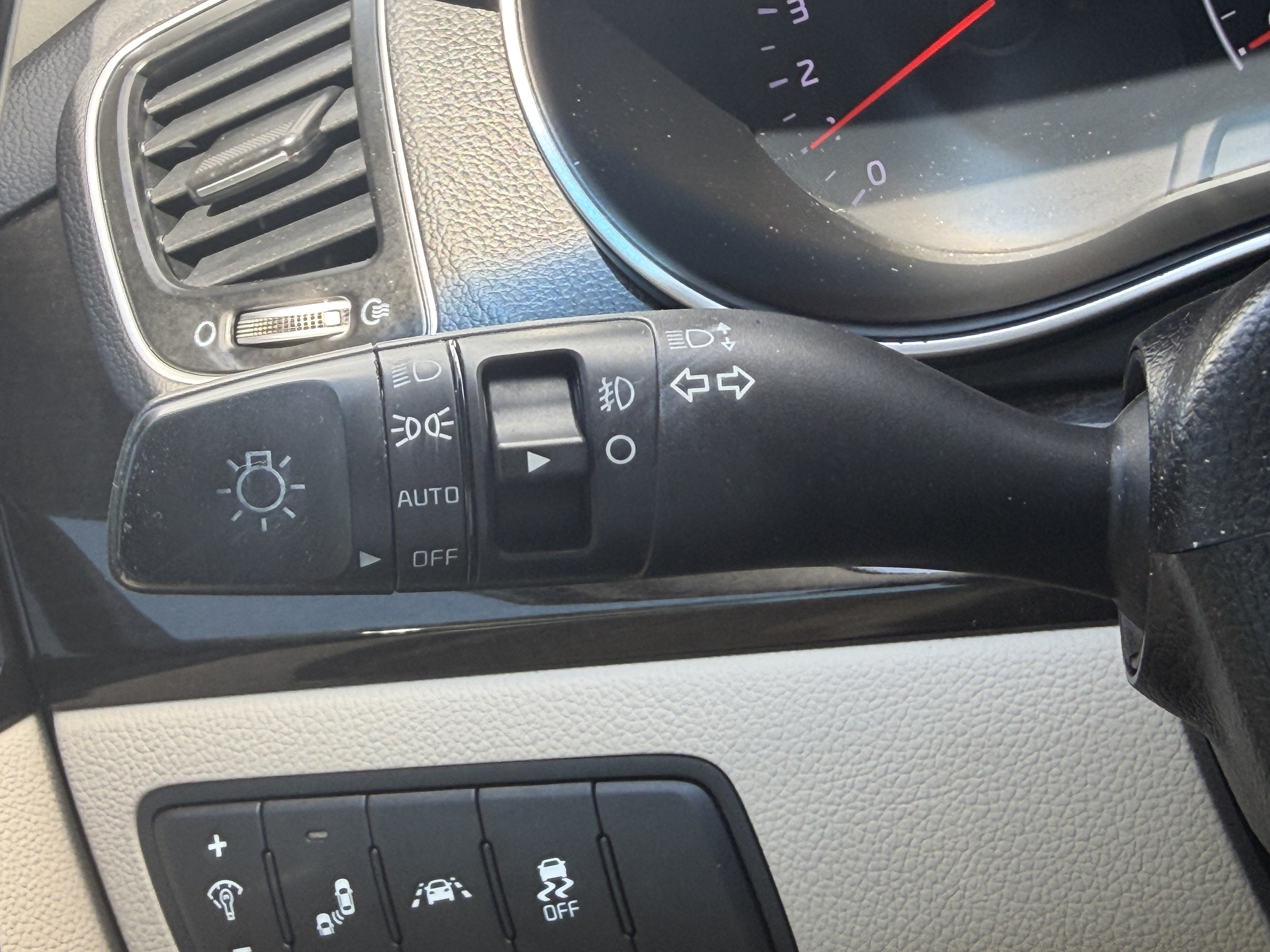 Used 2015 Kia Cadenza Premium w/ Technology Package FWD image 25