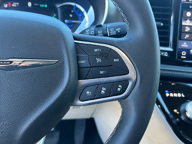 Used 2024 Chrysler Pacifica Limited FWD image 19