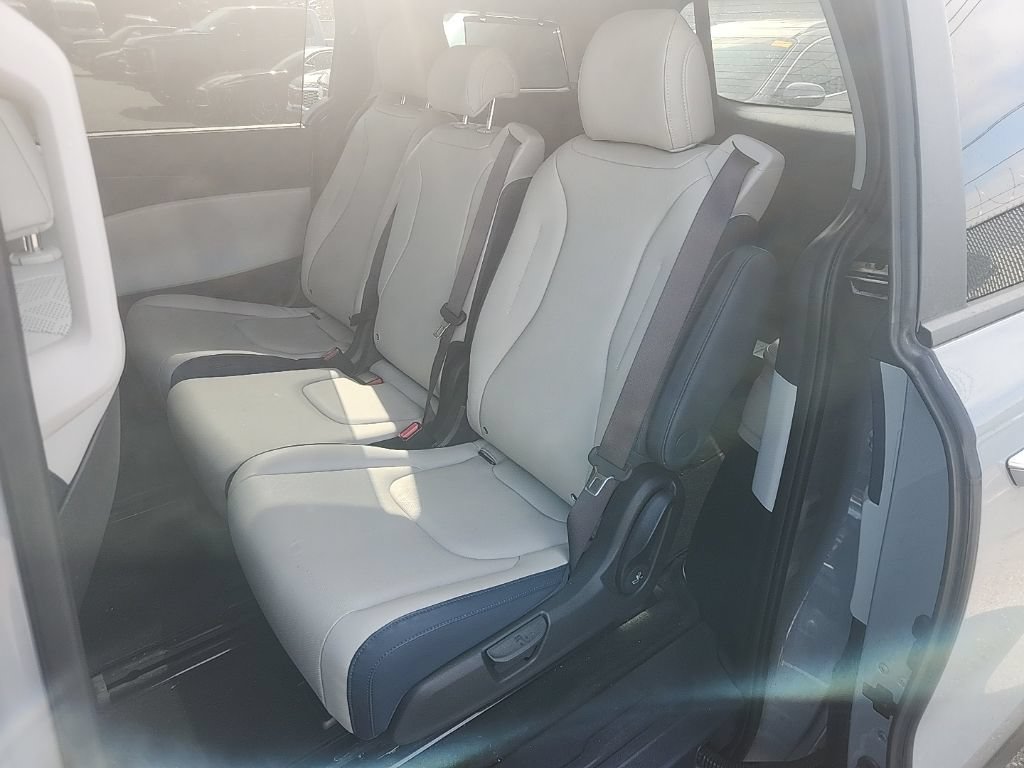 Certified 2025 Kia Carnival EX FWD image 20