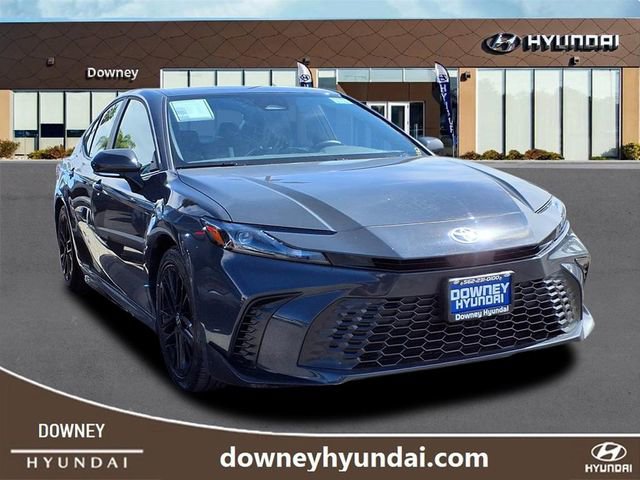 Used 2025 Toyota Camry SE image 3
